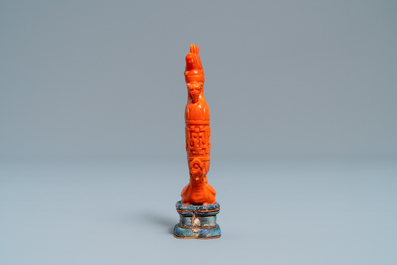 Une tabati&egrave;re en corail rouge figurant un vase reposant sur une tortue, Chine, R&eacute;publique