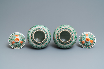 Une paire de vases couverts en porcelaine de Chine wucai &agrave; d&eacute;cor de lions bouddhistes, 19/20&egrave;me