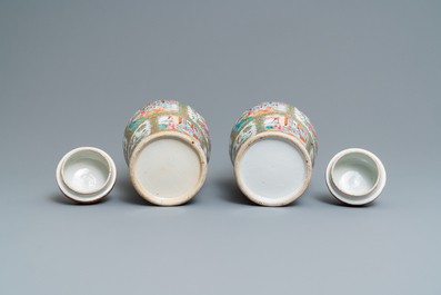 Une paire de vases couverts en porcelaine de Chine famille rose de Canton, 19&egrave;me