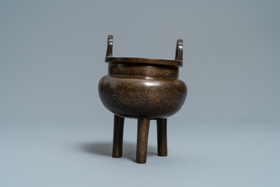 Un br&ucirc;le-parfum en bronze incrust&eacute; d'argent, marque Shi Shou, Chine, 19&egrave;me