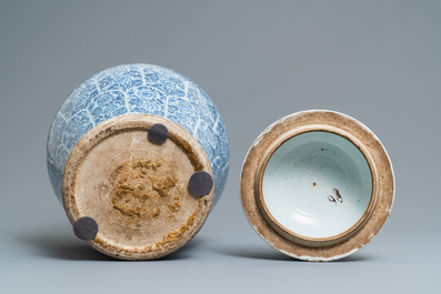 Une paire de vases couverts en porcelaine de Chine en bleu et blanc, Kangxi