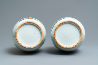 Une paire de vases en porcelaine de Chine famille rose &agrave; d&eacute;cor de dames et gar&ccedil;ons dans un jardin, 19/20&egrave;me