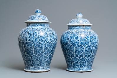Une paire de vases couverts en porcelaine de Chine en bleu et blanc, Kangxi