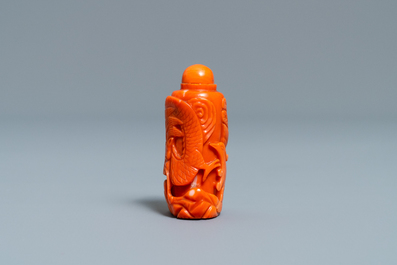 Une tabati&egrave;re en corail rouge figurant un dragon, Chine, R&eacute;publique