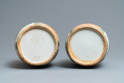 Une paire de vases de forme rouleau en porcelaine de Chine famille rose de Canton, 19&egrave;me