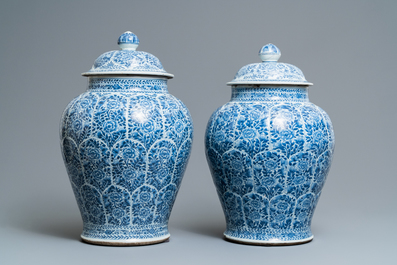 Une paire de vases couverts en porcelaine de Chine en bleu et blanc, Kangxi