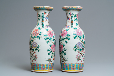 Une paire de vases en porcelaine de Chine famille rose &agrave; d&eacute;cor d'oiseaux parmi branches fleuries, 19&egrave;me