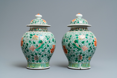 Une paire de vases couverts en porcelaine de Chine wucai &agrave; d&eacute;cor de lions bouddhistes, 19/20&egrave;me