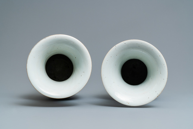 Une paire de vases en porcelaine de Chine famille rose &agrave; d&eacute;cor de dames et gar&ccedil;ons dans un jardin, 19/20&egrave;me