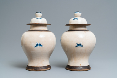 Une paire de vases couverts en porcelaine de Chine en bleu et blanc dite 'de Nankin', 19&egrave;me