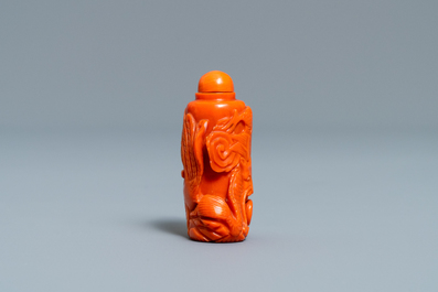 Une tabati&egrave;re en corail rouge figurant un dragon, Chine, R&eacute;publique