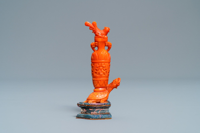 Une tabati&egrave;re en corail rouge figurant un vase reposant sur une tortue, Chine, R&eacute;publique