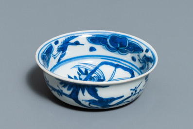Un petit bol en porcelaine de Chine en bleu et blanc de type kraak, marque d'une aigrette, Wanli