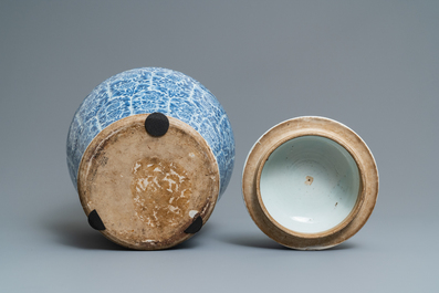 Une paire de vases couverts en porcelaine de Chine en bleu et blanc, Kangxi