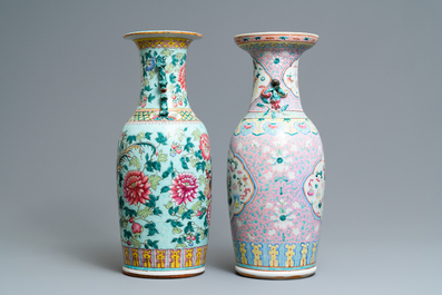 Deux vases en porcelaine de Chine famille rose pour le march&eacute; Straits ou Peranakan, 19&egrave;me
