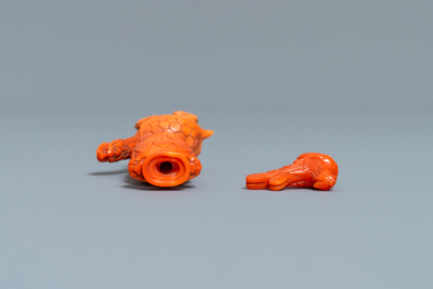 Une tabati&egrave;re en corail rouge figurant un vase reposant sur une tortue, Chine, R&eacute;publique