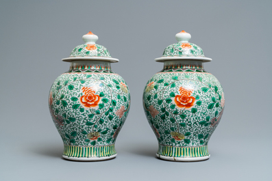 Une paire de vases couverts en porcelaine de Chine wucai &agrave; d&eacute;cor de lions bouddhistes, 19/20&egrave;me