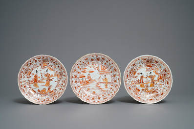 Trois assiettes et deux bols en porcelaine de Chine en rouge de fer et dor&eacute;, Kangxi/Yongzheng