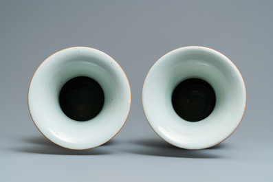 Une paire de vases en porcelaine de Chine famille rose &agrave; d&eacute;cor de dames et gar&ccedil;ons dans un jardin, 19/20&egrave;me