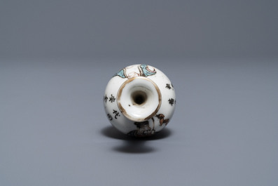 Een Chinees famille rose 'Wu Shuang Pu' miniatuur vaasje, 19e eeuw