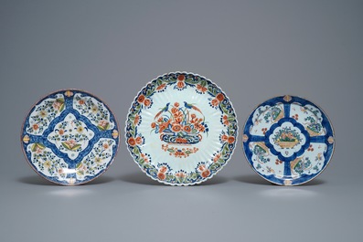 Een collectie van negen blauw-witte en polychrome Delftse borden en schotels, 18e eeuw