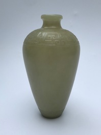 Un vase de forme meiping en jade sculpt&eacute; &agrave; d&eacute;cor archa&iuml;que, Chine, 19/20&egrave;me
