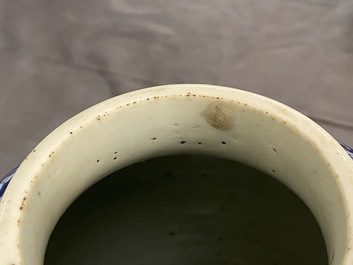 Une paire de vases en porcelaine de Chine en bleu et blanc, Kangxi