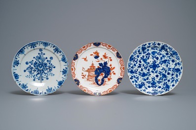 Een collectie van negen blauw-witte en polychrome Delftse borden en schotels, 18e eeuw