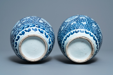 Une paire de vases en porcelaine de Chine en bleu et blanc, Kangxi
