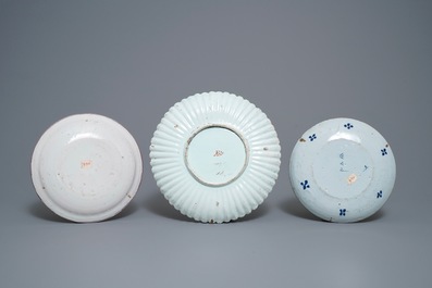 Een collectie van negen blauw-witte en polychrome Delftse borden en schotels, 18e eeuw
