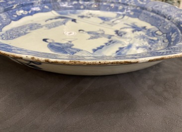 Un grand plat en porcelaine de Chine en bleu et blanc &agrave; d&eacute;cor de 'La Romance de la chambre de l'ouest', Qianlong