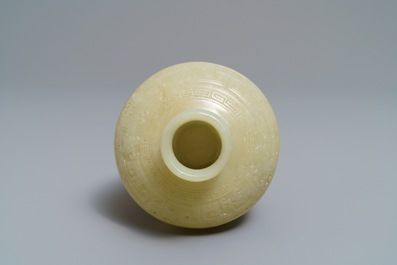 Un vase de forme meiping en jade sculpt&eacute; &agrave; d&eacute;cor archa&iuml;que, Chine, 19/20&egrave;me