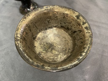 Une paire de bols sur piedouches en laque burgaut&eacute;, Chine, Kangxi