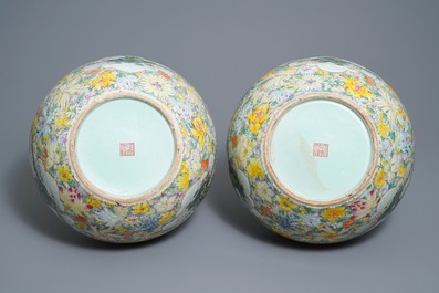 Een paar grote Chinese famille rose millefleurs vazen, Qianlong merk, ca. 1900