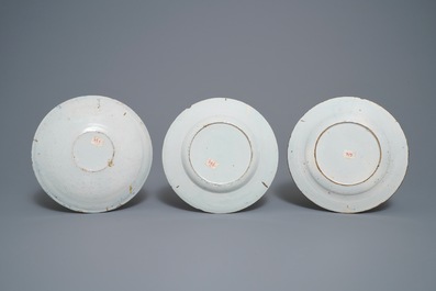 Een collectie van negen blauw-witte en polychrome Delftse borden en schotels, 18e eeuw
