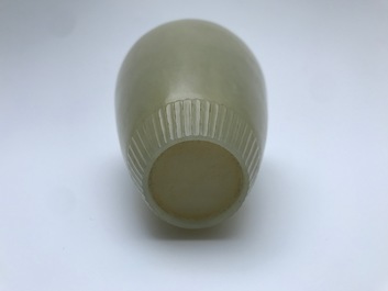 Un vase de forme meiping en jade sculpt&eacute; &agrave; d&eacute;cor archa&iuml;que, Chine, 19/20&egrave;me