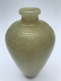 Un vase de forme meiping en jade sculpt&eacute; &agrave; d&eacute;cor archa&iuml;que, Chine, 19/20&egrave;me