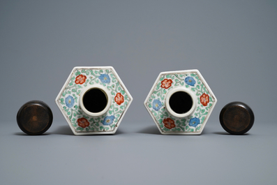 A pair of Chinese hexagonal famille verte tea caddies, Kangxi