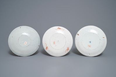 Een collectie van negen blauw-witte en polychrome Delftse borden en schotels, 18e eeuw