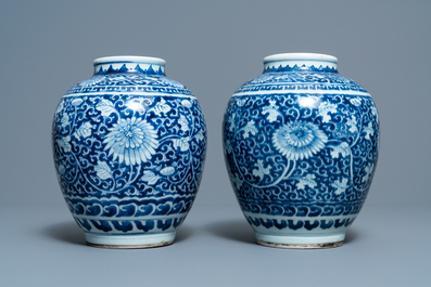 Une paire de vases en porcelaine de Chine en bleu et blanc, Kangxi