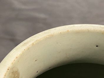 Une paire de vases en porcelaine de Chine en bleu et blanc, Kangxi