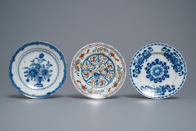 Een collectie van negen blauw-witte en polychrome Delftse borden en schotels, 18e eeuw