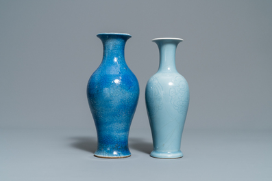 Two Chinese monochrome blue vases and three dishes, 19/20th C.