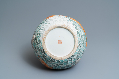 Un grand vase de forme tianqiu ping &agrave; d&eacute;cor en relief en porcelaine de Chine famille rose, marque de Kangxi, 19&egrave;me