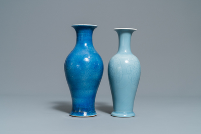 Two Chinese monochrome blue vases and three dishes, 19/20th C.