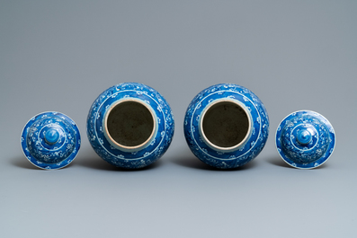 Twee paar Chinese blauw-witte dekselvazen, 19/20e eeuw