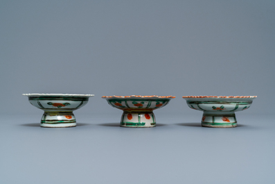 Een Chinese famille rose theepot, een dekselkom en drie Bencharong tazzas, 19e eeuw