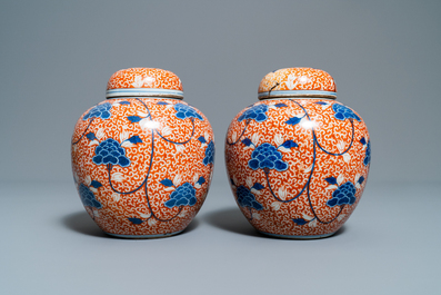 Twee paar Chinese gemberpotten en een flamb&eacute;-vaas, 19/20e eeuw