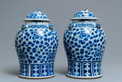 Twee paar Chinese blauw-witte dekselvazen, 19/20e eeuw