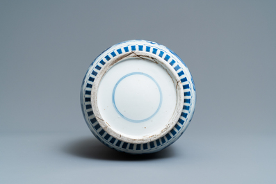 Un vase de forme rouleau en porcelaine de Chine en bleu et blanc, 19&egrave;me